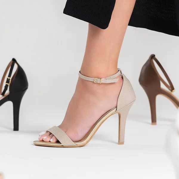 Sandália Vizzano Salto Fino Alto Gisele Metalizado Dourada